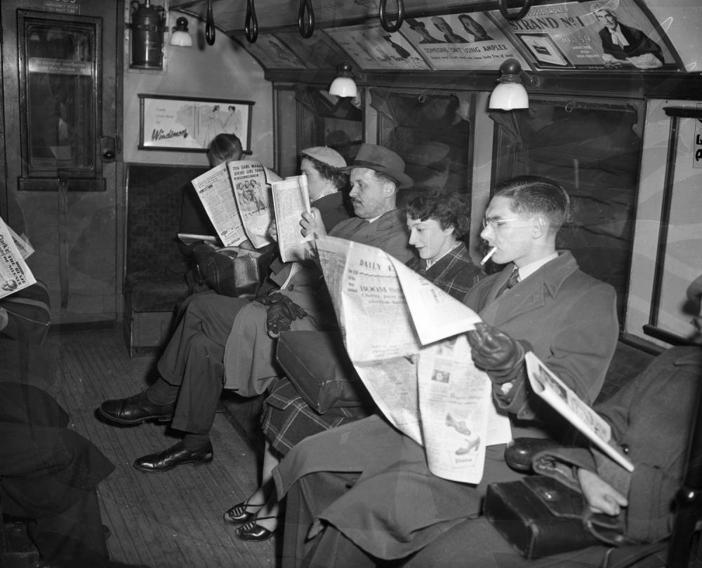 англичане с газетами в метро