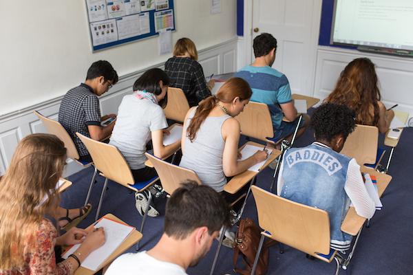 студенты сдают экзамен